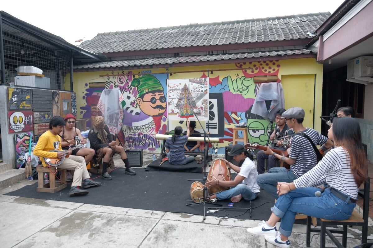 Alat musik yang digunakan kekinian sehingga lebih mudah diterima zaman